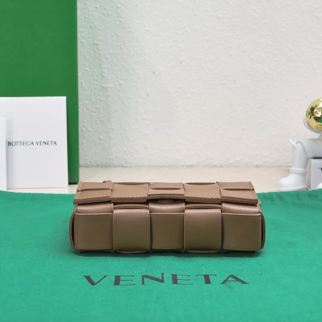 Ready stock, first release on the whole network ♨️♨️ (mini size) BV sheepskin + 15 grid cassette + limited edition 🉑️🉑️🉑️ Classic, high-end and simple. This upper body is super refreshing! Paired with the BV parrot green on the sides, it’s very stylish but not exaggerated! Model: 7587# Size: 19*5.5*12cm